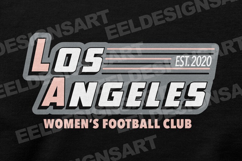 Pu&ograve; includere: Design grafico nero con la scritta "Los Angeles" in bianco e rosa, bordata di grigio. Il testo "EST. 2020" &egrave; sopra "Women's Football Club". Il design &egrave; su sfondo nero.