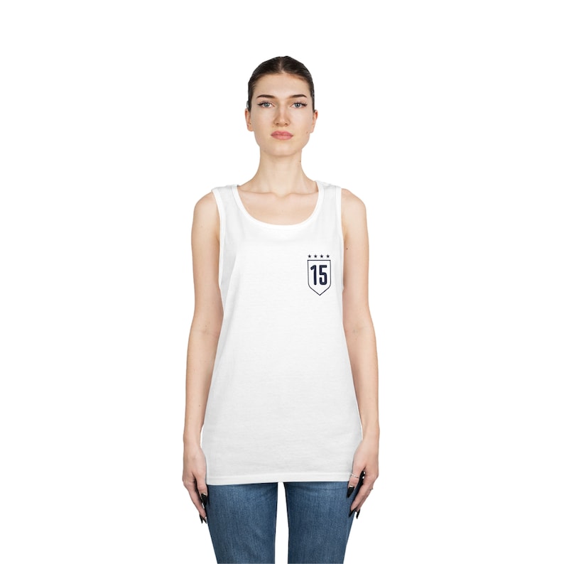 Puede incluir: Camiseta blanca sin mangas con un parche azul marino en forma de escudo con el n&uacute;mero "15" y cinco estrellas arriba.