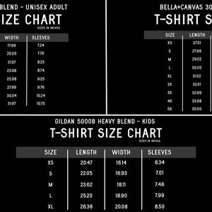 Pu&ograve; includere: Tabella delle taglie delle t-shirt in bianco e nero per Gildan 5000 Heavy Blend Unisex Adult, Bella+Canvas 3001 Unisex Adult e Gildan 5000B Heavy Blend Kids. La tabella include misure in pollici per lunghezza, larghezza e maniche.