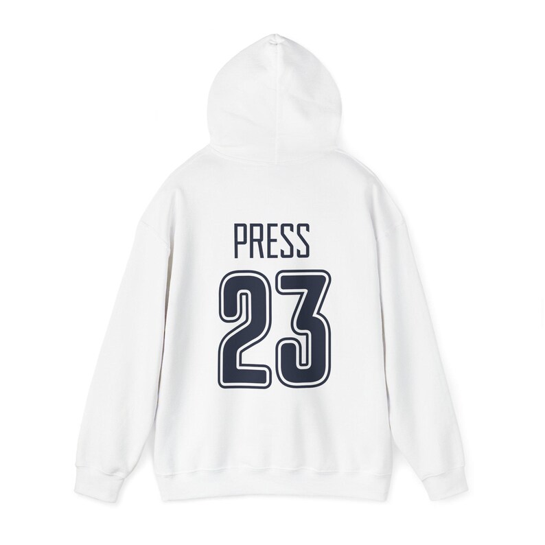 K&ouml;nnte beinhalten: Wei&szlig;er Kapuzenpullover mit dem Wort "PRESS" und der Nummer "23" in Marineblau auf der R&uuml;ckseite.