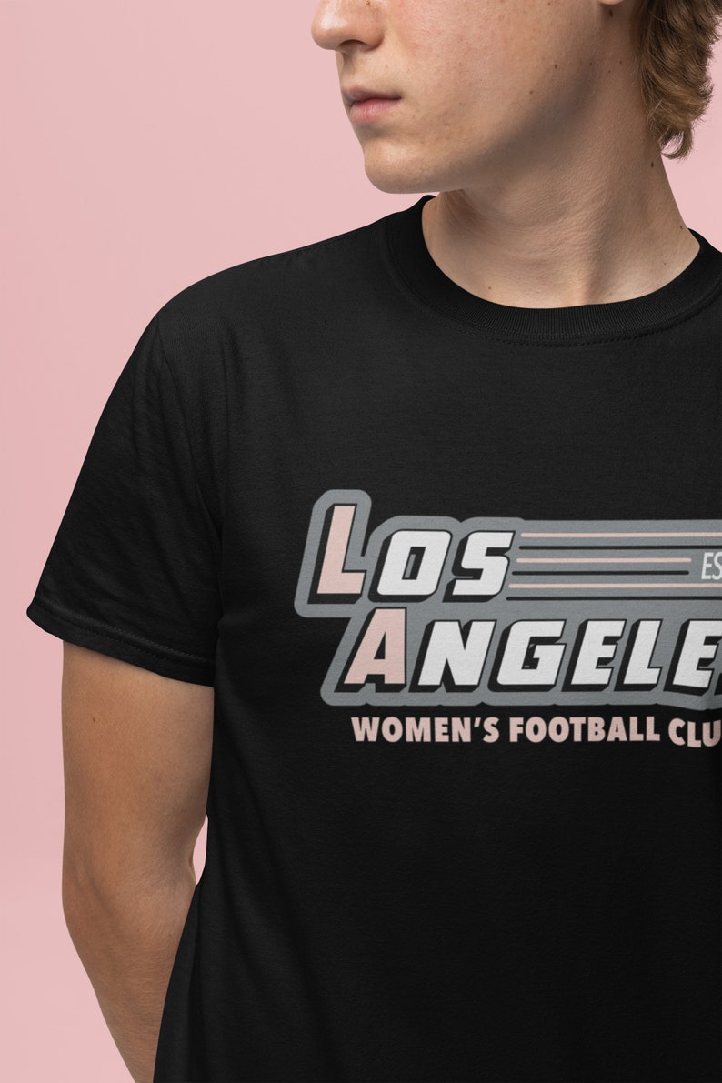 Pu&ograve; includere: T-shirt nero con la scritta "Los Angeles Women's Football Club" in un design retr&ograve;. Il testo &egrave; in bianco, rosa e grigio. La maglietta &egrave; a girocollo.