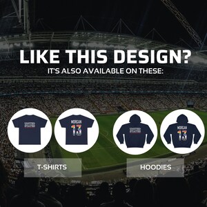 Puede incluir: Una maqueta de una camiseta y una sudadera azul marino con un dise&ntilde;o de arco&iacute;ris que incluye las palabras "United States" y "Morgan 13". El texto est&aacute; en blanco. La imagen est&aacute; sobre un fondo borroso de un estadio.
