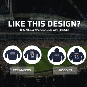K&ouml;nnte beinhalten: Zwei marineblaue Crewneck-Sweatshirts und zwei marineblaue Kapuzenpullover mit einem Regenbogen-Design. Ein Sweatshirt hat den Text "United States" und das andere den Text "Morgan 13".