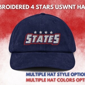 Puede incluir: Una gorra de b&eacute;isbol de pana azul marino con un logotipo "STATES" bordado en blanco y rojo con cuatro estrellas sobre el texto.
