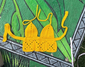 Top a caschetto giallo brillante con motivo a quadri nonna