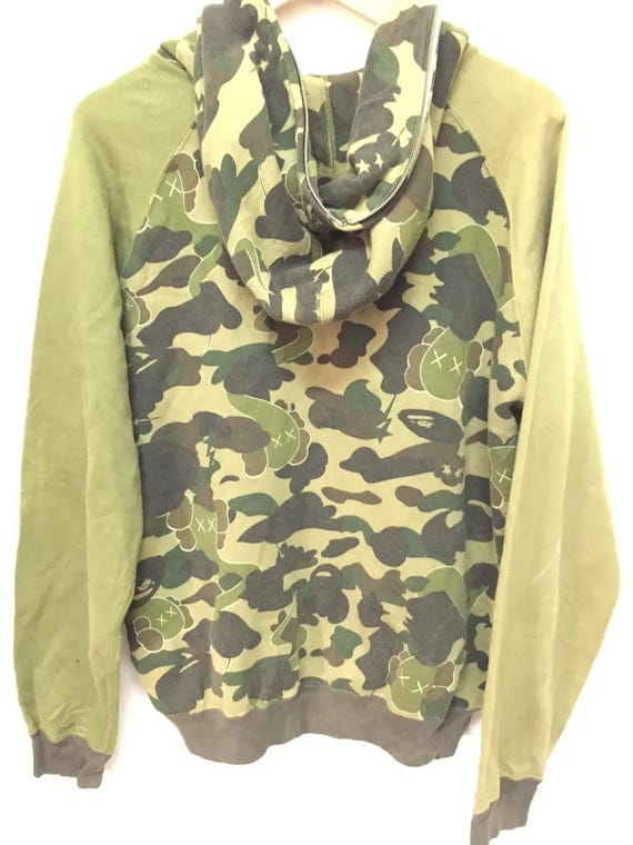 A BATHING APE KAWS リバーシブルロングTシャツ カモフラージュ A BATHING APE KAWS リバーシブルロングTシャツ カモフラージュ