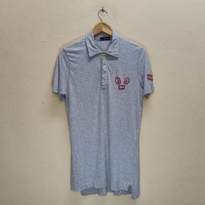 Lata 90. DSQUARED2 Made In Italy Vintage Clothing Haftowane logo Naszywka Quater Button Szary Kolor Krótki rękaw Rozmiar L Koszulka polo