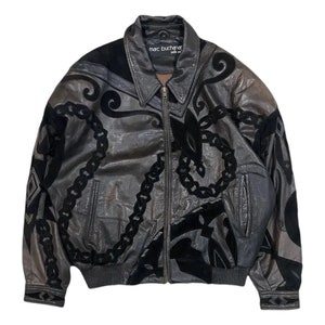 Superselten!! 90er Jahre PELLE PELLE Marc Buchanan Kette Tribal Tattoo Leder Vintage Kleidung Größe Grau Farbe Vollreißverschluss Jacke.