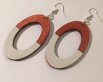 HOLLOW OVAL EARRINGS in wood, with hand painted white coloured detail at the bottom, varnish finish, ethically produced