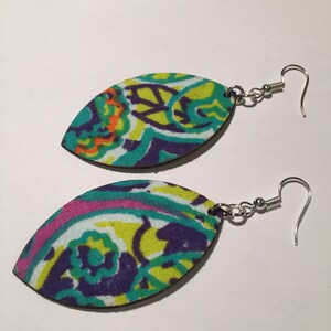 PENDIENTEs HANDMADE LEATHER y ANKARA en amarillos luminosos brillantes, verdes, naranja y púrpura; diseño en forma de hoja, pendientes ligeros
