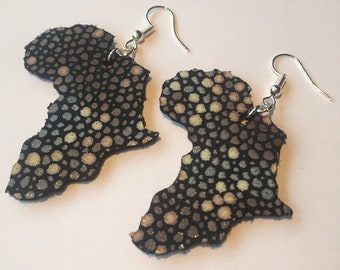 PENDIENTES DE CUERO STUNNING, hechos de pendientes de cuero genuino estampado con rayas, en forma de mapa de Africa. Cuero upcycled, producido éticamente