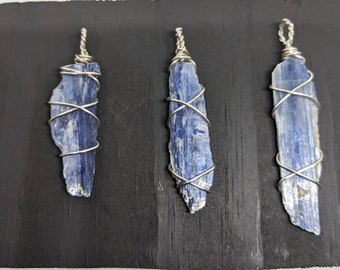 Pendentif Kyanite Bleu Fil Enveloppé dans Un Collier en Fil d’Argent