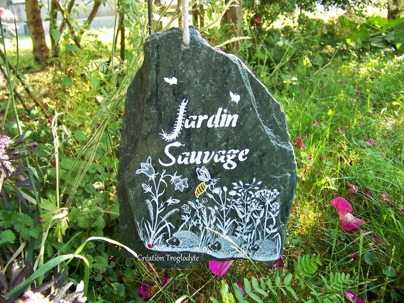 Pancarte de jardin, plaque en ardoise peinte main, pour la décoration de jardin, jardin sauvage, un clin d'œil à la nature image 1