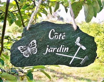 Décoration de jardin en ardoise brute peinte main "Côté Jardin", à suspendre dans votre jardin ou en décoration de balcon.