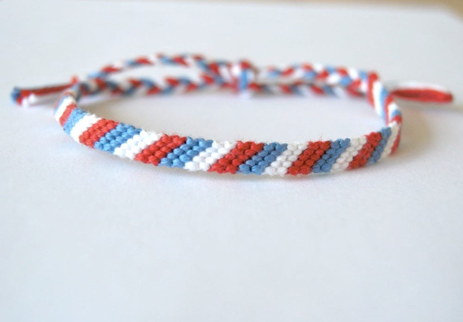 Браслет из бисера в морском стиле. Сине белая нить браслет. Alessandro nautic браслеты. Браслет из синих бусин. Бело сине белый браслет.