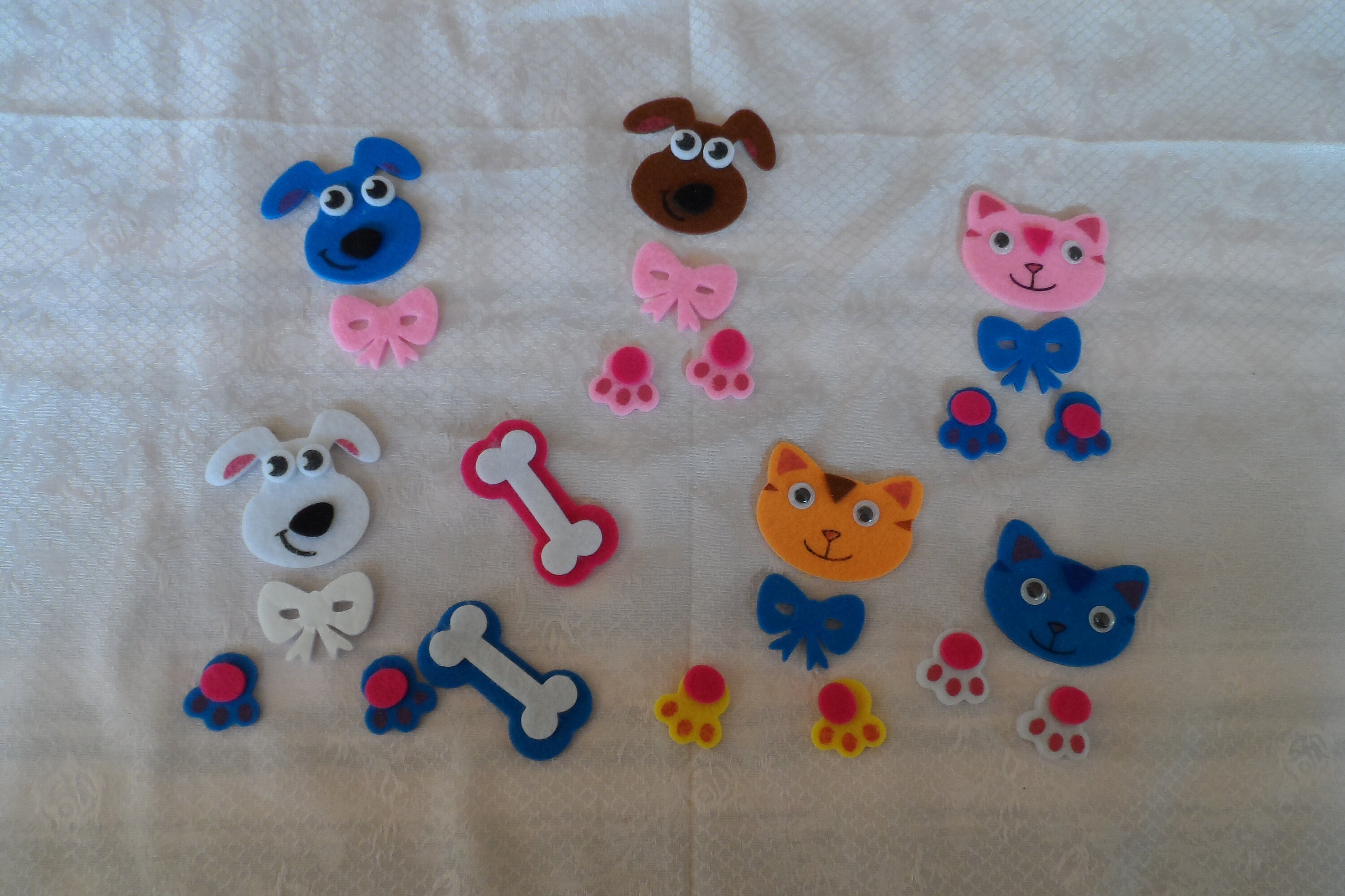 Tête de Chat et Tête Chien, Pattes Os, Nœuds Différentes Couleurs en Feutre