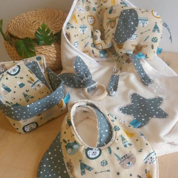 Cadeau naissance, kit naissance, bavoir, anneau de dentition, cape de bain, attache tétine, lingettes lavables, doudou éléphant, coffret