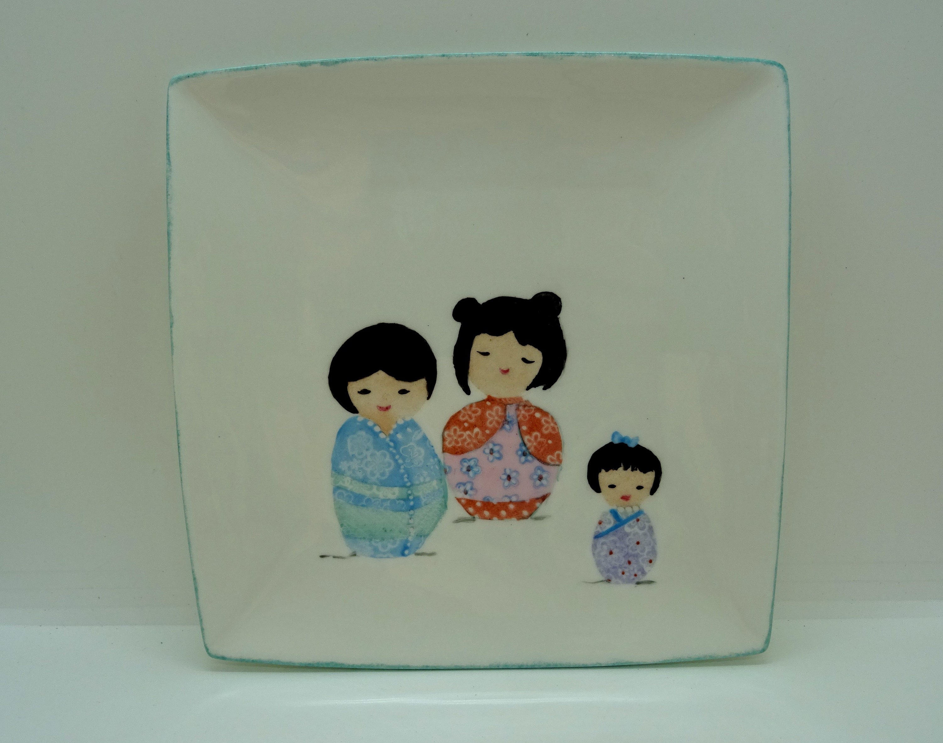 Assiette en Porcelaine, 3 Poupées Japonaises sur Le Thème Du Monde , Pour Faire Un Cadeau d'annivers