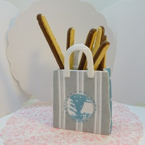 Pot à crayons en porcelaine à personnaliser en forme de tote bag motif chalet sous la neige peint main image 1