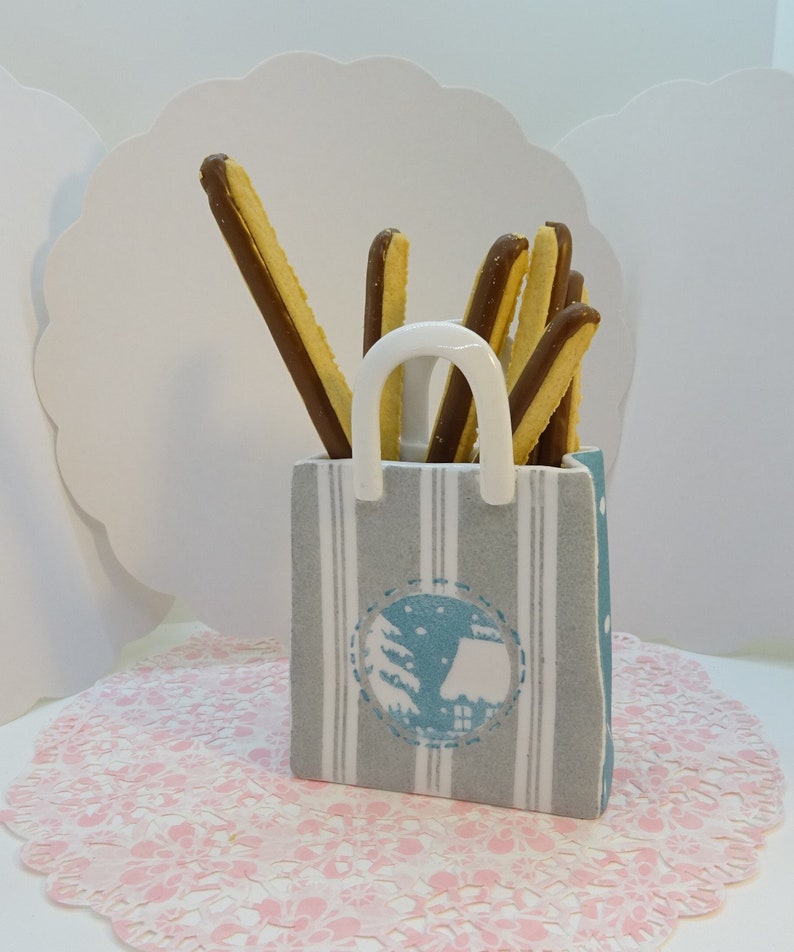 Pot à crayons en porcelaine à personnaliser en forme de tote bag motif chalet sous la neige peint main image 1