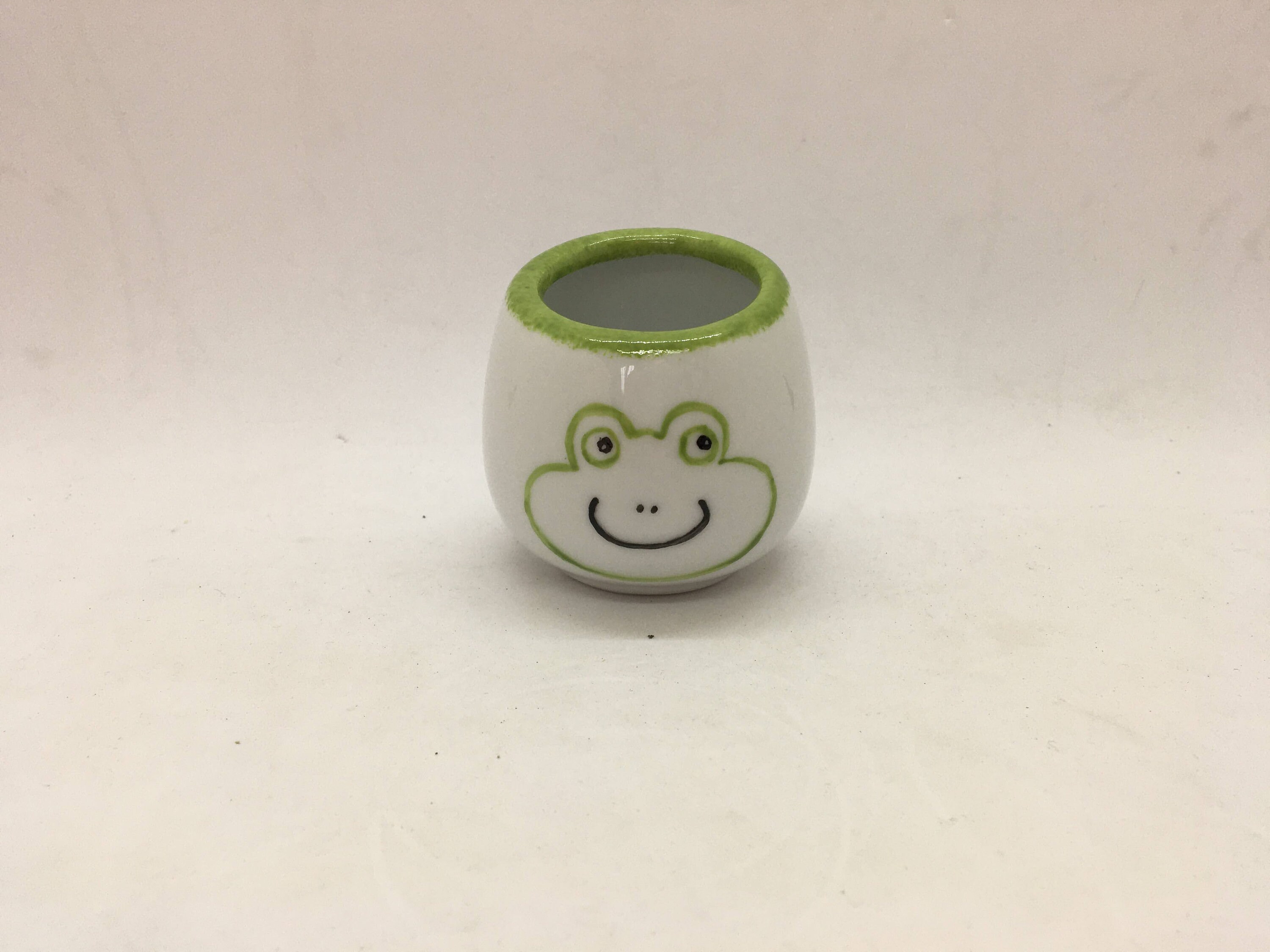 Coquetier à Personnaliser, Une Mignonne Grenouille Verte , en Porcelaine Peinte La Main .