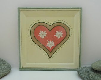 Plat de  présentation pour l'apéritif,en porcelaine ,peint à la main .  décor 3 edelweiss  dans un cœur, pour la Saint Valentin