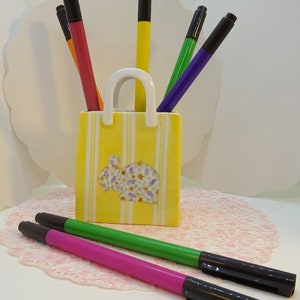Pot à crayon en porcelaine à personnaliser peint à la main en forme de sac à main avec petit lapin en liberty image 1