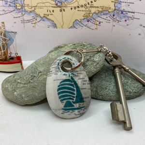 Porte clefs ou pendentif de sac en porcelaine, peint à la main motif maritime