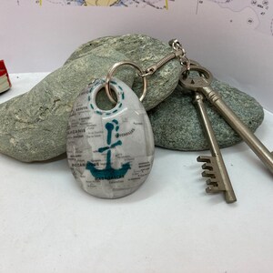 Porte clefs ou pendentif de sac en porcelaine, peint à la main motif maritime