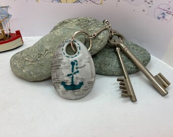 Porte clefs ou pendentif de sac en porcelaine, peint à la main motif maritime