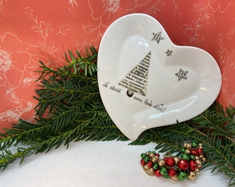 assiette de Noel  en porcelaine personnalisable en forme de coeur motif sapin de noel