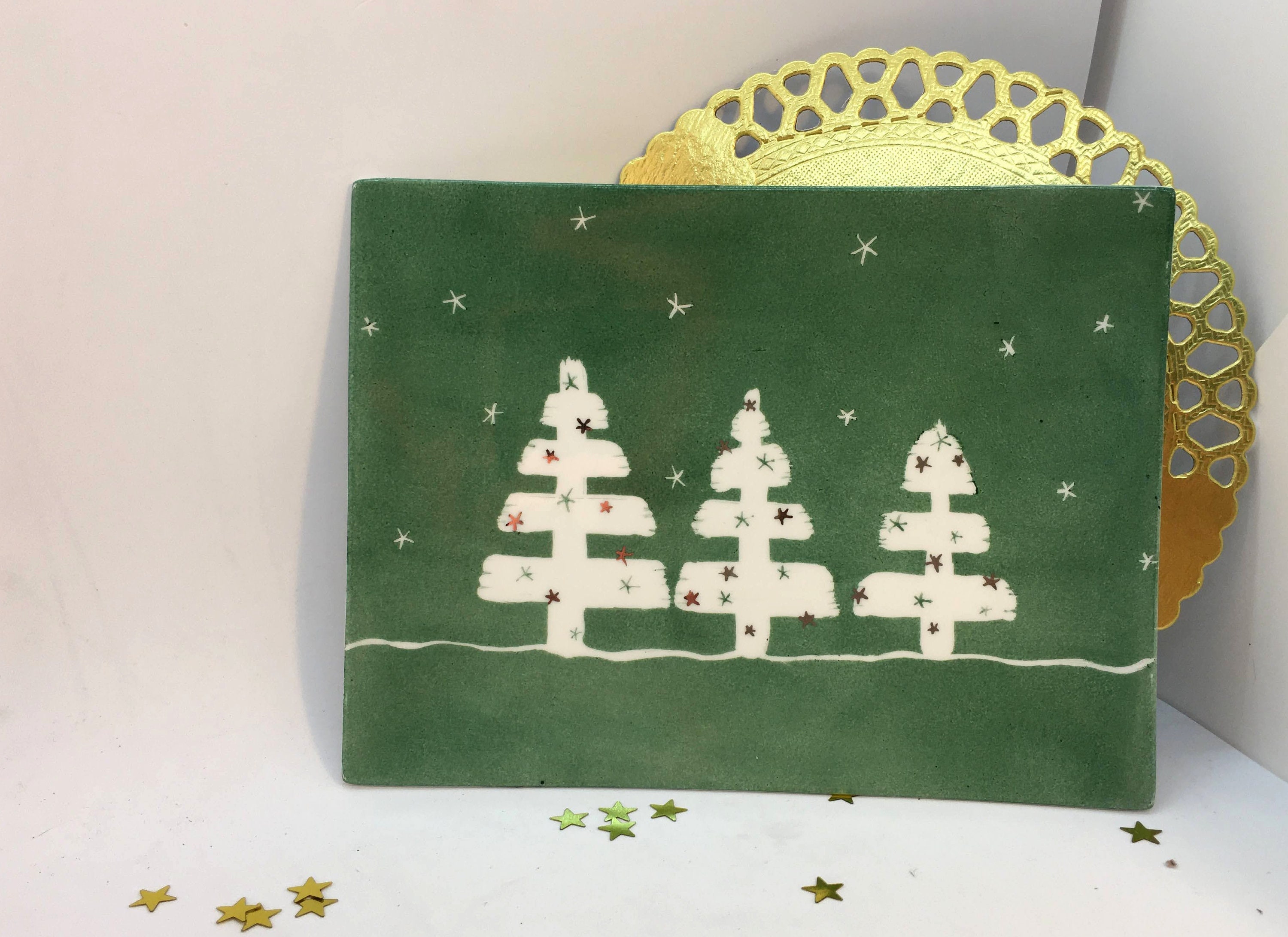 Plat Rectangulaire de Noel Sapins Blancs sur Fond Vert, en Porcelaine , Peint à La Main et Personnal