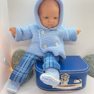 Vêtement poupée 36 cm bleu ,veste à capuche, Pantalon ,1 paire de bottes de pluie dans une valisette en carton