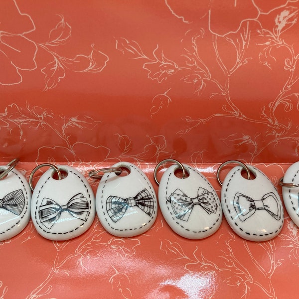 6 Porte clefs  ou porte nom en porcelaine personnalisables décorés à la main avec des noeuds papillon