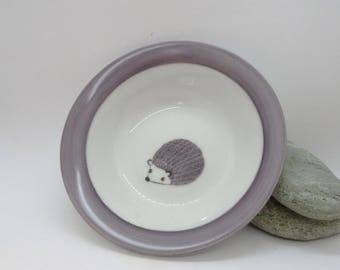 assiette de bébé en porcelaine avec un petit hérisson gris à croquer,cadeau de naissance à personnaliser d'un prénom