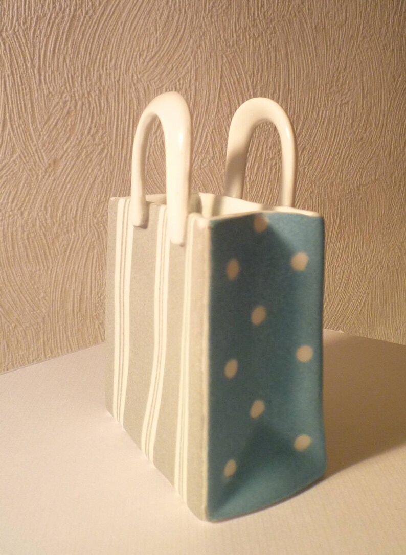 Pot à crayons en porcelaine à personnaliser en forme de tote bag motif chalet sous la neige peint main image 4