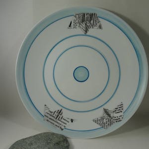 Assiette de présentation pour apéritif en porcelaine,peinte à la main, turquoise,bateaux en papier image 1