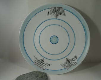 Assiette de présentation pour apéritif en porcelaine,peinte à la main,   turquoise,bateaux en papier