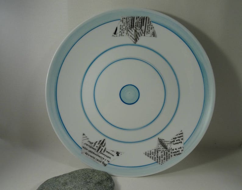 Assiette de présentation pour apéritif en porcelaine,peinte à la main, turquoise,bateaux en papier image 1