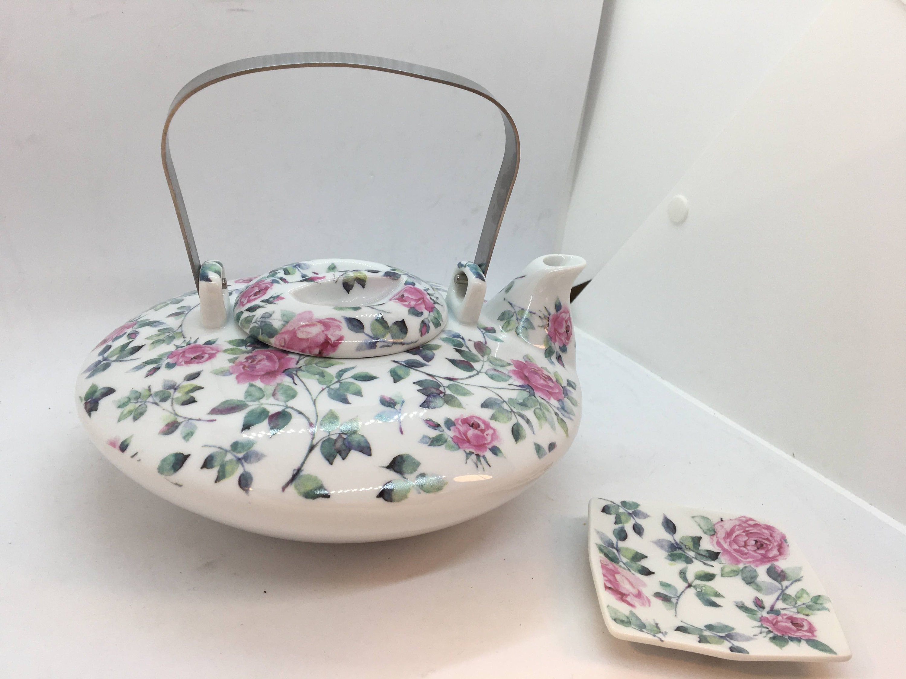 Théière en Porcelaine Décorée à La Main et Son Repose Sachet de Thé Assorti Au Charme Anglais