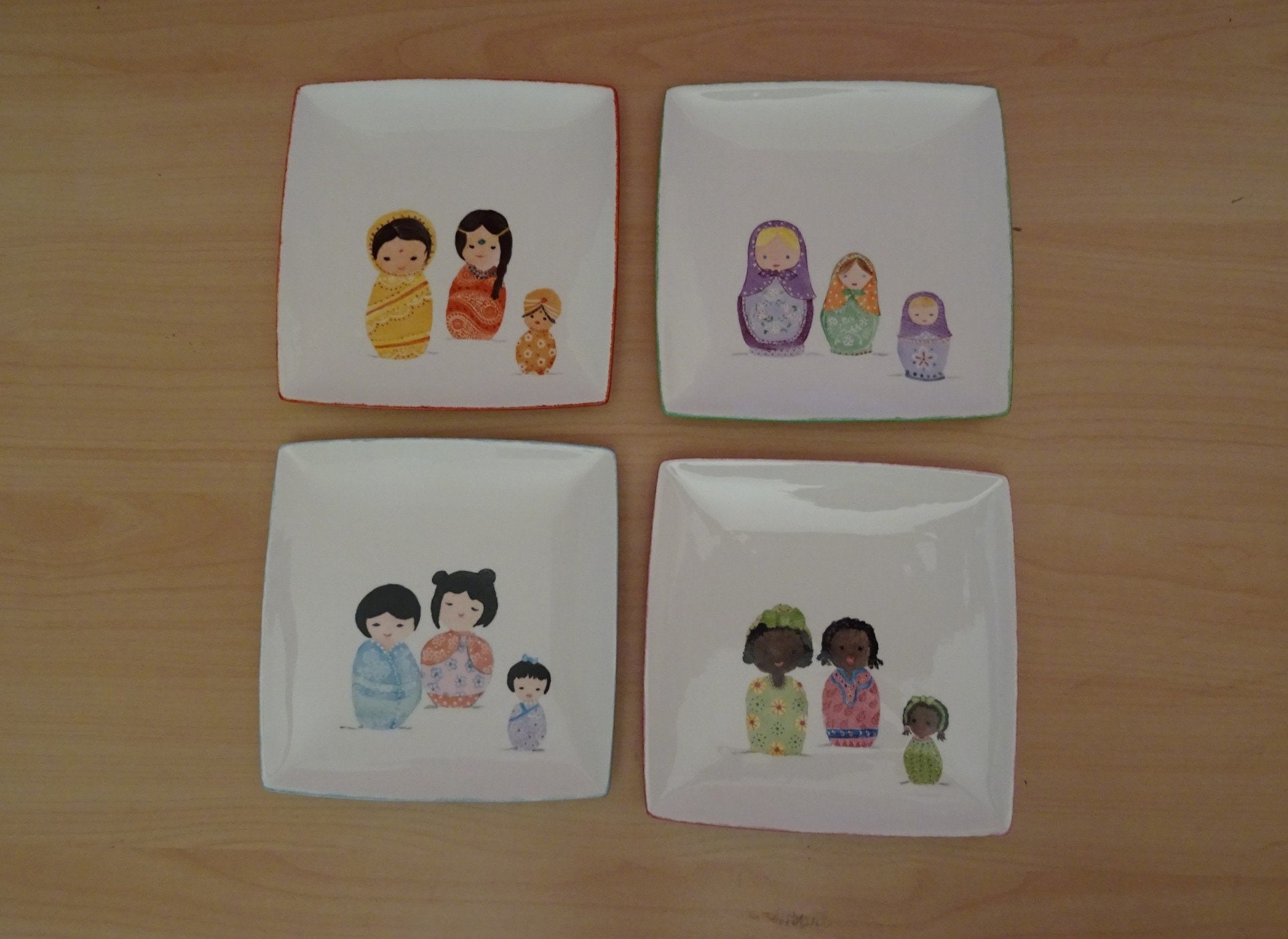 Lot de 4 Assiettes en Porcelaine, sur Le Thème Poupées Du Monde , Japon , Russie, Inde et Afrique