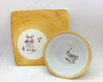 Ensemble de naissance personnalisable en porcelaine peint à la  main motif poules et souris sur fond jaune