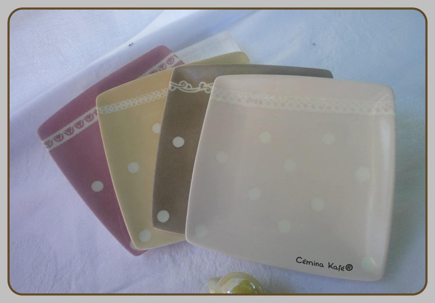 Assiettes à Cup Cakes, Carré, en Porcelaine Peinte La Main Dans Les Tons de Rose et Beige, Cadeau Fê