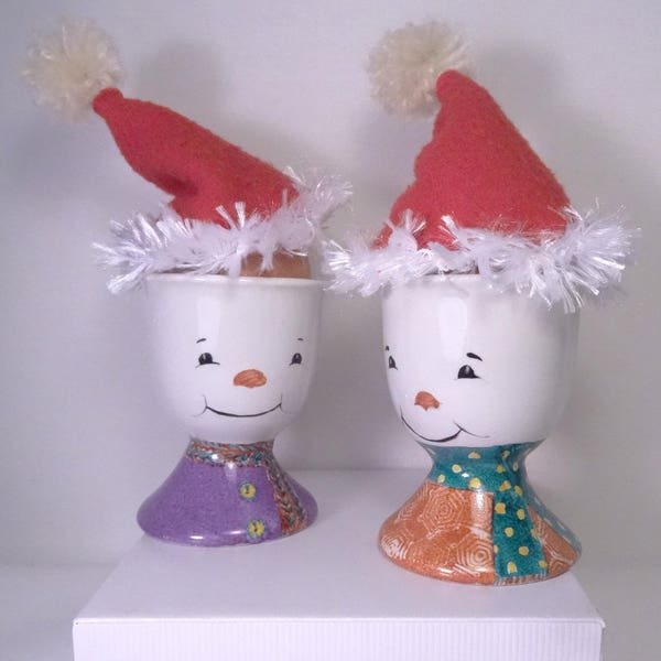 2 coquetiers de Noël en porcelaine personnalisables peints à la main bonhommes de neige et leurs bonnets