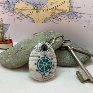 Porte clefs ou pendentif de sac en porcelaine, peint à la main motif maritime