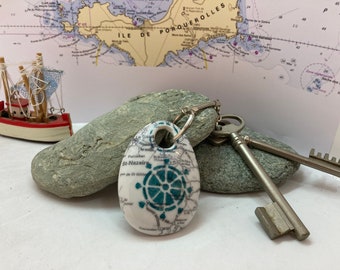 Porte clefs ou pendentif de sac en porcelaine, peint à la main motif maritime