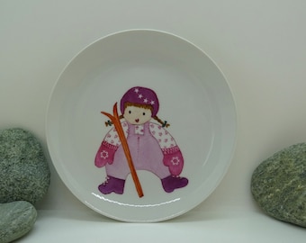 Assiette d'enfant personnalisable  en porcelaine peinte à la main décor petite skieuse rose