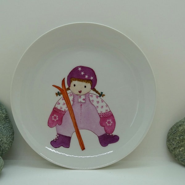 Assiette d'enfant personnalisable  en porcelaine peinte à la main décor petite skieuse rose