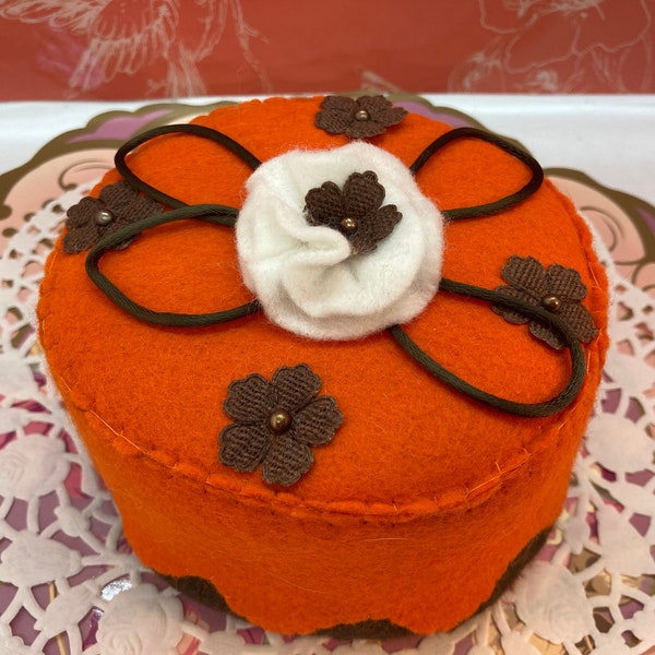 Gâteau rond en feutrine pour la dinette