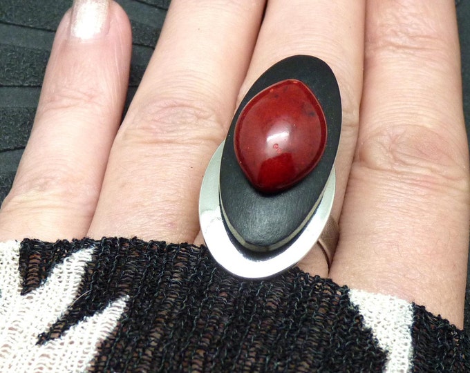 Long cherry red stone ring, black wood, silver plated, adjustable CHERIE